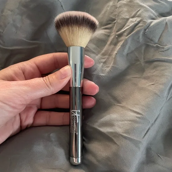 SOLD ❌ NWOT IT Cosmetics Silver Makeup Brush - Picture 1 of 5